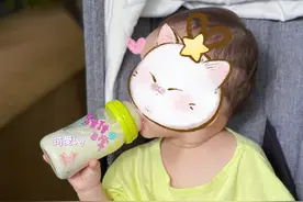 林峯全家聚餐，满桌垃圾食品抢镜，不到一岁女儿坐旁边喝奶好可爱图片