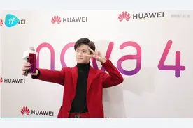 易烊千玺示范自拍pose，“剪刀手千玺”出没~视频封面