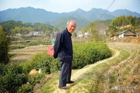 74岁大爷走村串户理发58年，回家就更衣换鞋，看看咋回事图片