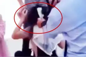 妈妈强行摁住女儿剪头发：为了几个钱值得吗？妈妈这样做，对吗？图片