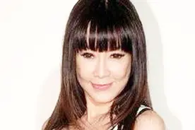 不服老的女星，花3百万直播整容，今被小32岁老外宠成少女视频封面