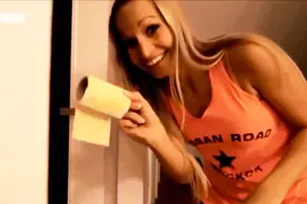 爆笑整蛊：妹子在厕纸上喷辣椒水恶搞男友，小伙上完厕所疼惨了视频封面