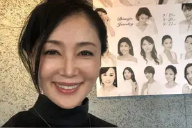 日本53岁阿姨选美夺冠，运动20年：相比变年轻，更想美丽老去图片