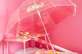 美少女战士透明伞 还原华丽权杖！梦幻粉红渐层 雨天变身月光仙子图片