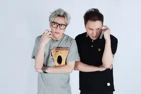 薛之谦在朱桢家签名，顺走了50张专辑，专辑进度被朱桢说出来了图片