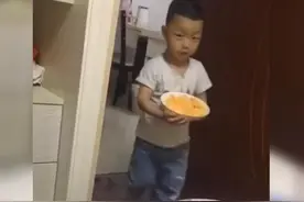 儿子端着一盘水果“撒手”扔在爸爸身上，网友看后：值得引人深思图片