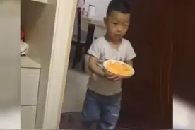 儿子端着一盘水果“撒手”扔在爸爸身上，网友看后：值得引人深思图片