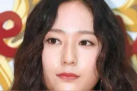 26岁郑秀晶罕见现身，穿抹胸紧身裙勾勒身材，发福明显手臂略粗壮图片