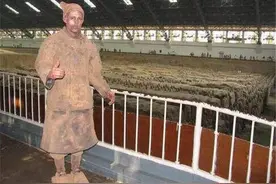 兵马俑里出现一个能动的兵俑，武警紧急出动，莫非是个穿越者？图片