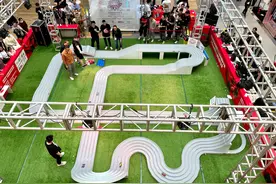 速度与激情mini版 观山湖区这场四驱车比赛紧张又激烈图片