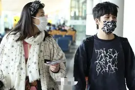 大张伟现身机场，妻子刘迎包揽所有行李！并肩行走却一言不发图片