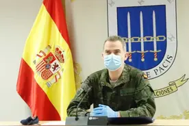 西班牙国王戴口罩工作，穿野战服帅气，与带妃嫔避难的泰王成反差图片