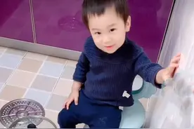 萌娃用蒸锅洗脚，妈妈洗脑式自我安慰，网友：用这锅水给娃爸煮饭图片
