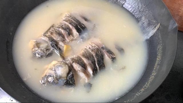 炖鱼汤时，大火急炖还是小火慢炖，都不对！教你这样做，鱼鲜汤白