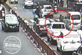 这是亲妈？斑马线上，母亲把孩子往车上推图片