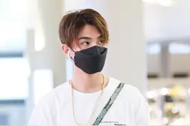 黄明昊现身机场褪去一脸稚气 挑眉杀展现轻熟男人风图片