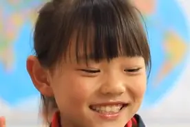 河南乡村“留虾女孩”意外走红，80后接地气校长张鹏程让网友盛赞图片