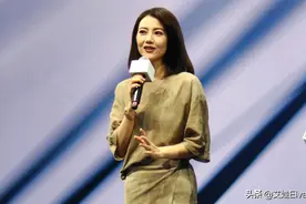 高圆圆高调为沃尔沃站台！穿上班裙仪态满分，成熟曲线像选美比赛图片