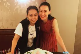 梁洛施与好友共同庆生 儿子亲手为她做蛋糕好幸福图片