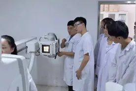 假如将教师、公务员、医生三种职业互换，会是怎样的一种局面？图片
