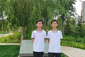 山东双胞胎学霸同时被北大录取，不玩手机不上补习班，爸爸不一般图片