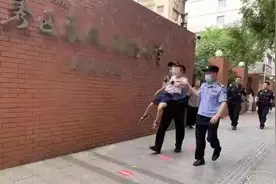 “我，一年级新生，开学第一天就被警察抓了？！”图片