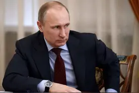 普京不是左撇子，手表却戴在右手，走路姿势奇特，这是为何图片