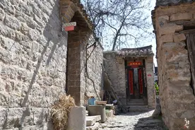 河北有一座石头建成的古村落，有500多年的历史，现在还有人居住图片