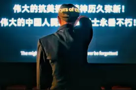 八旬抗美援朝老兵“包场”观影，并看望老战友：手肘相碰令人泪目图片