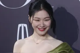 金靖身材太好了，穿半露肩嫩绿连衣裙大秀身材，肌肤白嫩显轻熟图片