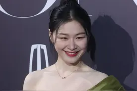 金靖身材太好了，穿半露肩嫩绿连衣裙大秀身材，肌肤白嫩显轻熟图片