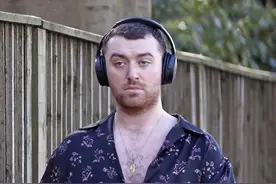 萨姆·史密斯现身街头，花衬衫+短裤清爽十足，他的胸毛很旺盛图片