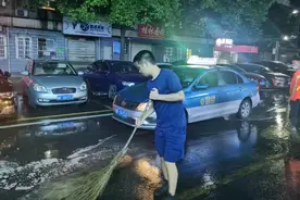 粪便油污污染路面，岳阳楼区消防救援大队2小时清除图片