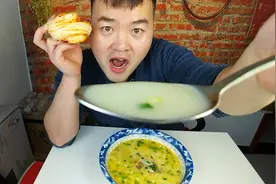 奶白鱼汤虽然做法简单，但是不能倒太多油，会不好看的视频封面