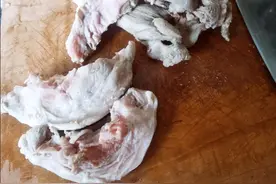 猪身上仅有的两块骨头，比排骨香还便宜，肉摊老板都夸真会吃图片