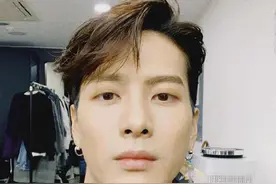 王嘉尔趁化妆师做造型时自拍，怼脸工作照仍然帅气图片