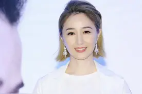 张家辉老婆：关咏荷，56岁了，短发造型没有老态，还是气质女神图片