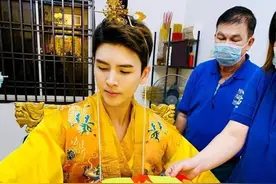 李佳琦来了？身穿金袍做乩童，烧金纸图片