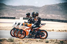 KTM 新一代 RC125、RC200、RC390 户外特写图片