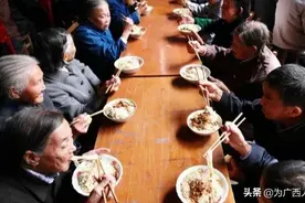 广西这位90后孙媳敬老画面感人，获纷纷好评，好女人旺家族图片