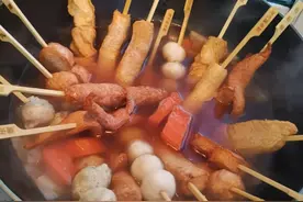 QQ鸡架/关东煮/烤肠/手抓饼/炸货，在家就能吃到的地摊口味图片