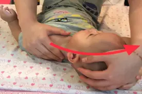 宝宝歪脖子，宝爸宝妈在家可以这样干预图片