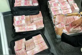 大V吐槽上海银行服务差取走500万现金，因不愿意戴口罩还要负责人下跪？图片