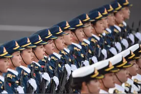 赞！云浮市新入伍女兵奔赴军营图片