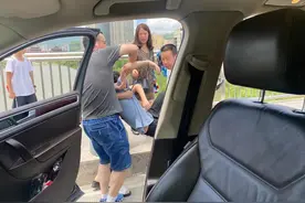 男孩街头晕倒妈妈心急如焚，热心父子帮送医，垫付1万元后悄然离开图片