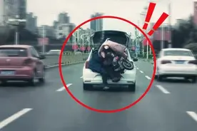 男子抱着电动车进后备箱？交警：已处罚！图片