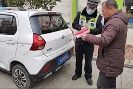 老大爷开代步车上路，被交警拦下后反问：买的时候你干啥去了？图片