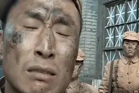 亮剑：赵刚踹段鹏，你看他身后的兵，老版立正站好，新版要干啥？图片