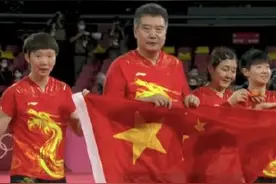 王楠又哭了，心疼恩师，女团夺金后，为他喜极而泣图片