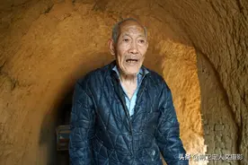 山村75岁大叔养2箱土蜂，年产6斤蜜高价不卖，言说是命根子图片